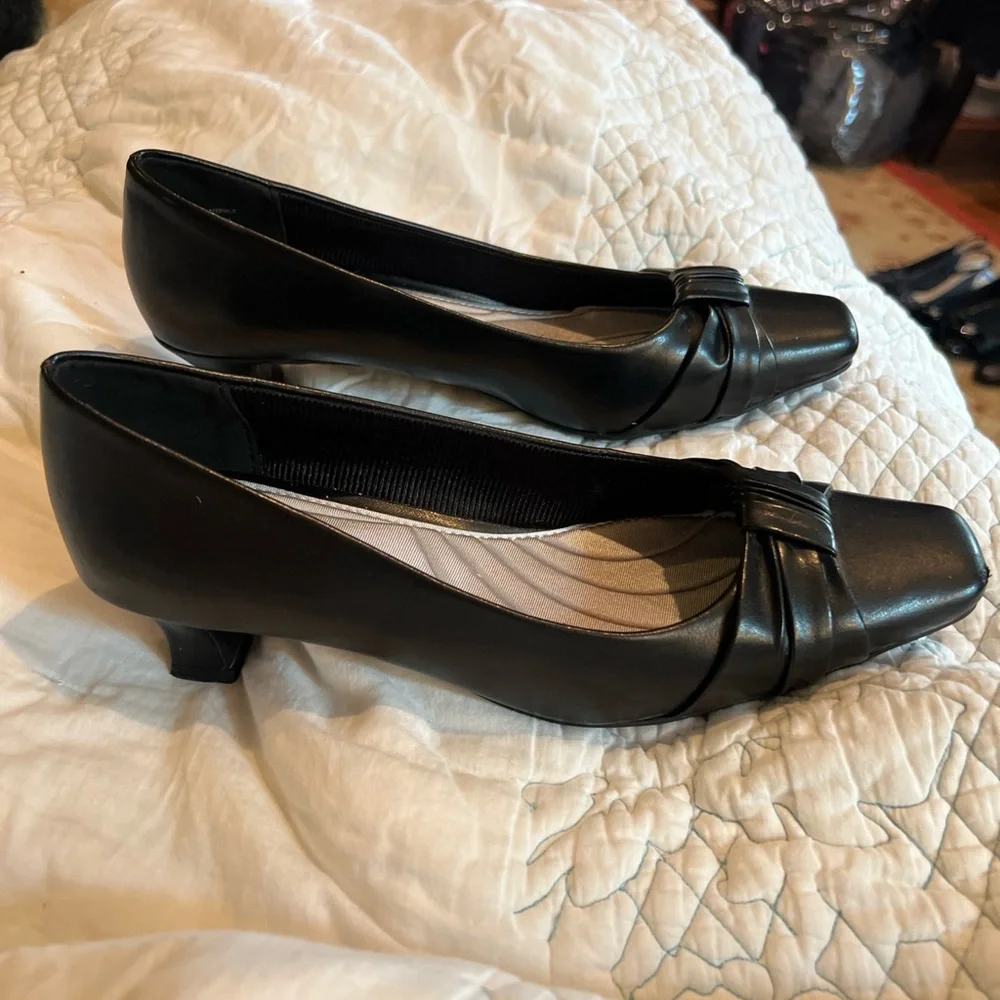 Easy Street Women Kitten Pump Heels Wave Size US 8M Black Faux Leather